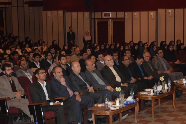 دکتر احمدی استاندار محترم فارس : خوشبختانه ابتکار قابل تقدیری است که این سمینار علمی با همکاری دانشگاه فرهنگیان شهید مطهری(ره) شیراز برگزار شده است .