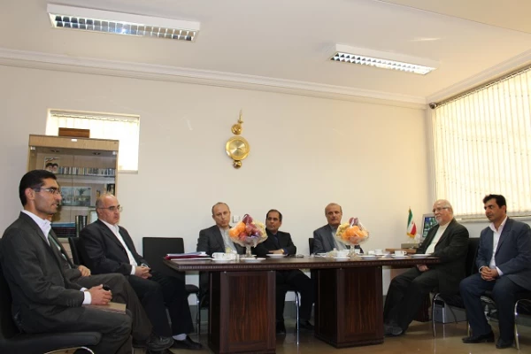 دکتر احمدی استاندار محترم فارس : خوشبختانه ابتکار قابل تقدیری است که این سمینار علمی با همکاری دانشگاه فرهنگیان شهید مطهری(ره) شیراز برگزار شده است .