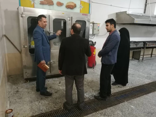 بازدید کارشناسان مرکز بهداشت شیراز از آشپزخانه و انبار واحد شهید مطهری