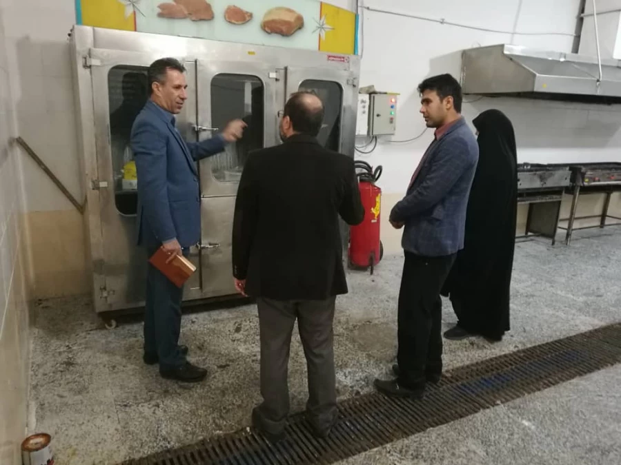بازدید کارشناسان مرکز بهداشت شیراز از آشپزخانه و انبار واحد شهید مطهری