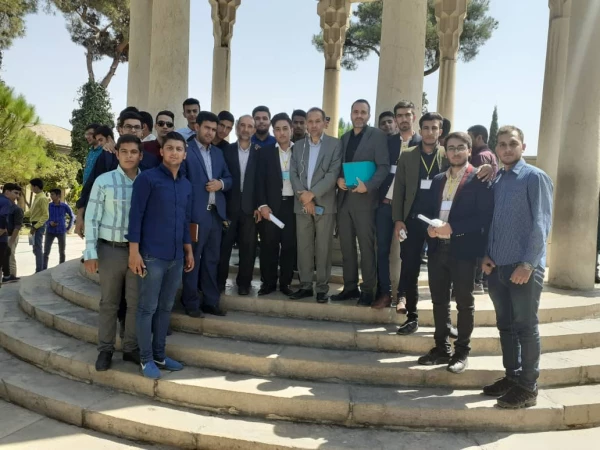اردوی سیاحتی دانشجومعلمان جدیدالورود   در آرامگاه حافظیه  شیراز 