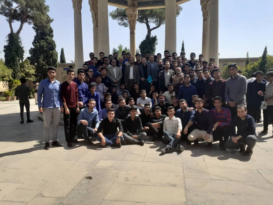 اردوی سیاحتی دانشجومعلمان جدیدالورود   در آرامگاه حافظیه  شیراز 