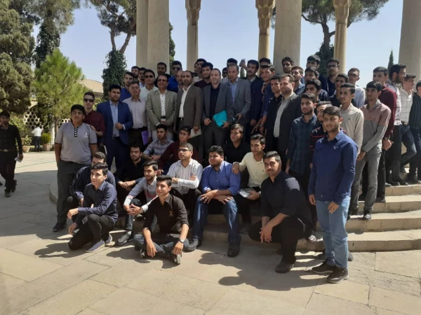 اردوی سیاحتی دانشجومعلمان جدیدالورود   در آرامگاه حافظیه  شیراز 
