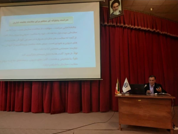 نشست صمیمی مسئول حراست دانشگاه فرهنگیان فارس با دانشجومعلمان بمناسبت هفته نیروی انتظامی