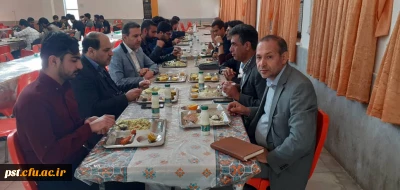 حضور جناب آقای دکتر افلاکی فرد ریاست محترم  دانشگاه فرهنگیان فارس و هیئت همراه  در بین دانشجومعلمان  به همراه مسولین دانشگاه  شهید مطهری  و صرف نهار با آنها بمناسبت روز دانشجو