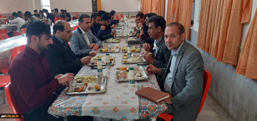 حضور جناب آقای دکتر افلاکی فرد ریاست محترم  دانشگاه فرهنگیان فارس و هیئت همراه  در بین دانشجومعلمان  به همراه مسولین دانشگاه  شهید مطهری  و صرف نهار با آنها بمناسبت روز دانشجو