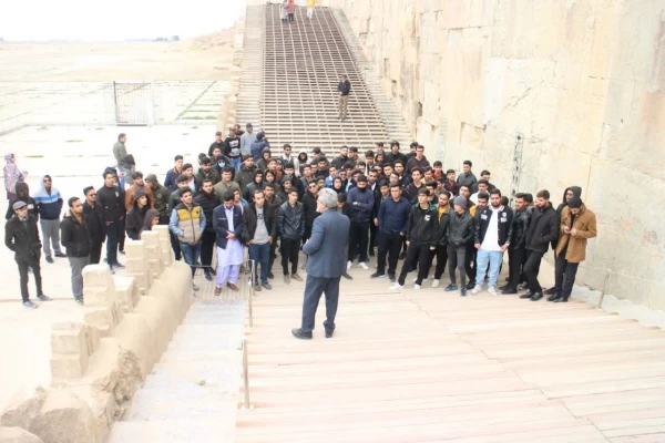 حضور دانشجو معلمان در اردوی نیم روزه  ی علمی تفریحی تخت جمشید