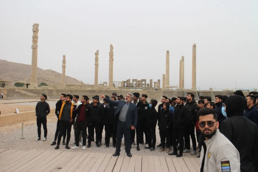 حضور دانشجو معلمان در اردوی نیم روزه  ی علمی تفریحی تخت جمشید