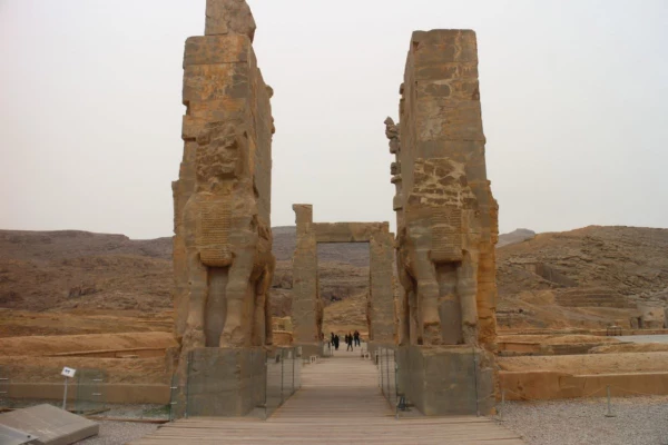 حضور دانشجو معلمان در اردوی نیم روزه  ی علمی تفریحی تخت جمشید