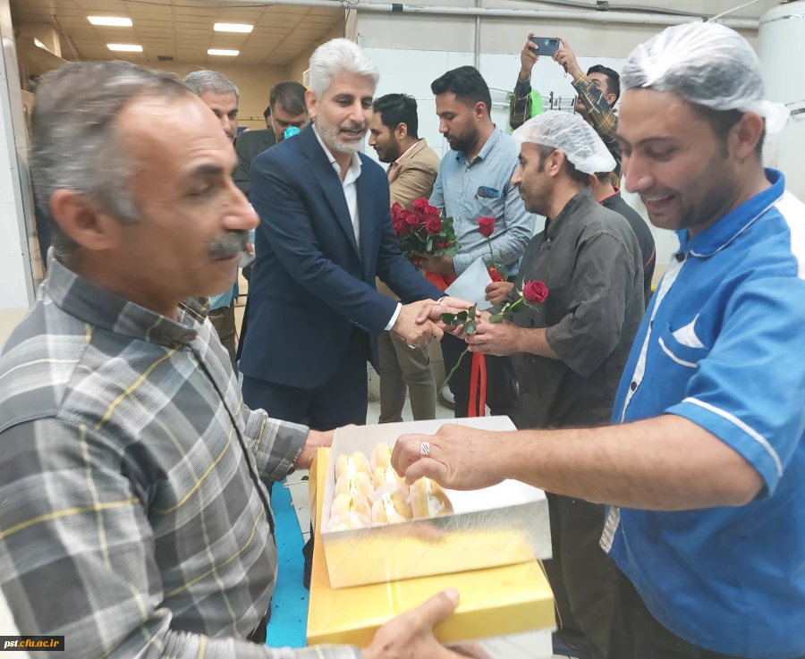 تقدیر و تشکر از نیروهای خدمات و نیروهای آشپزخانه به مناسبت روز کار و کارگر دانشگاه فرهنگیان واحد شهید مطهری شیراز 3