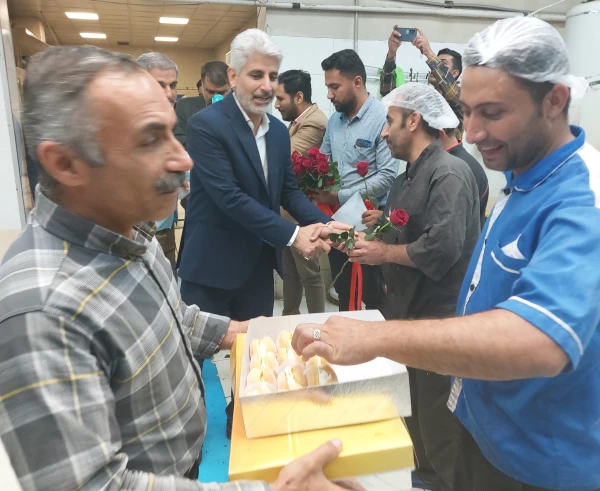 تقدیر و تشکر از نیروهای خدمات و نیروهای آشپزخانه به مناسبت روز کار و کارگر دانشگاه فرهنگیان واحد شهید مطهری شیراز 3