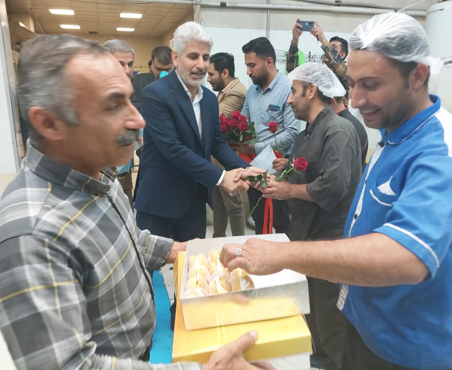 تقدیر و تشکر از نیروهای خدمات و نیروهای آشپزخانه به مناسبت روز کار و کارگر دانشگاه فرهنگیان واحد شهید مطهری شیراز 3