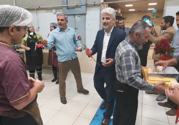 تقدیر و تشکر از نیروهای خدمات و نیروهای آشپزخانه به مناسبت روز کار و کارگر دانشگاه فرهنگیان واحد شهید مطهری شیراز 4