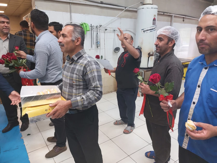 تقدیر و تشکر از نیروهای خدمات و نیروهای آشپزخانه به مناسبت روز کار و کارگر دانشگاه فرهنگیان واحد شهید مطهری شیراز 5