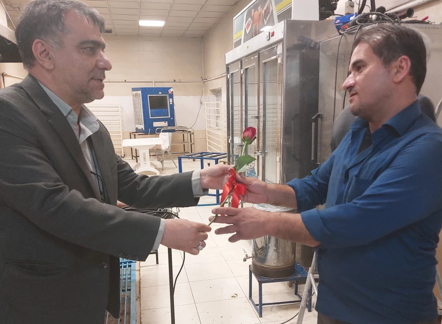 تقدیر و تشکر از نیروهای خدمات و نیروهای آشپزخانه به مناسبت روز کار و کارگر دانشگاه فرهنگیان واحد شهید مطهری شیراز 6