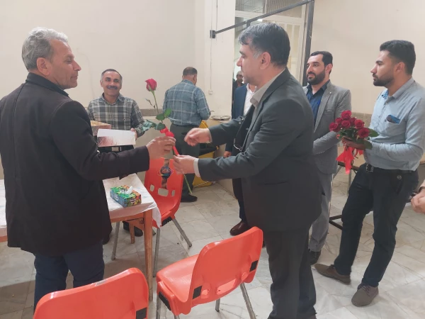 تقدیر و تشکر از نیروهای خدمات و نیروهای آشپزخانه به مناسبت روز کار و کارگر دانشگاه فرهنگیان واحد شهید مطهری شیراز 7