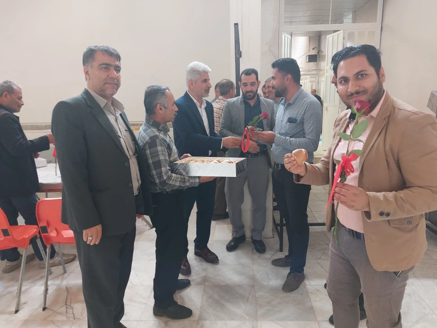 تقدیر و تشکر از نیروهای خدمات و نیروهای آشپزخانه به مناسبت روز کار و کارگر دانشگاه فرهنگیان واحد شهید مطهری شیراز 8