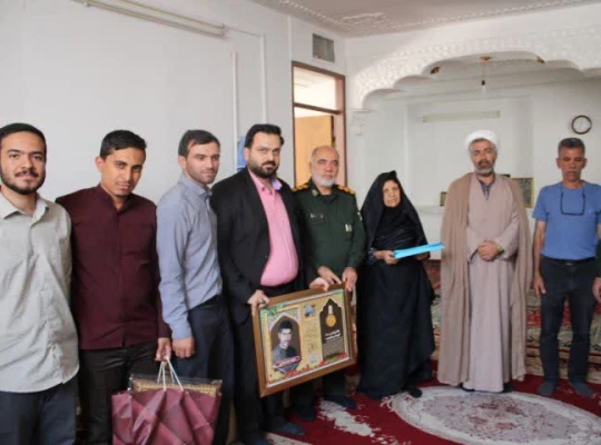 دیدار اعضای ستاد شاهد و ایثارگران مرکز شهید مطهری شیراز با خانواده محترم شهید محمد هادی  2