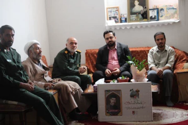دیدار اعضای ستاد شاهد و ایثارگران مرکز شهید مطهری شیراز با خانواده محترم شهید محمد هادی  3