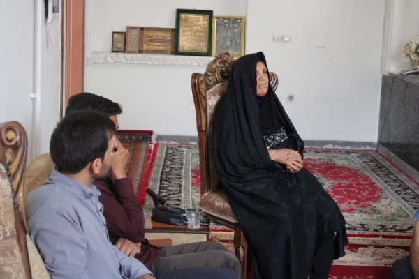 دیدار اعضای ستاد شاهد و ایثارگران مرکز شهید مطهری شیراز با خانواده محترم شهید محمد هادی  5