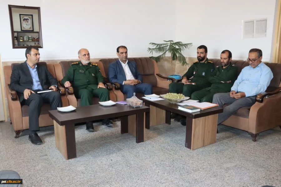 نشست هم اندیشی برنامه های هفته دفاع مقدس در زرقان برگزار شد.